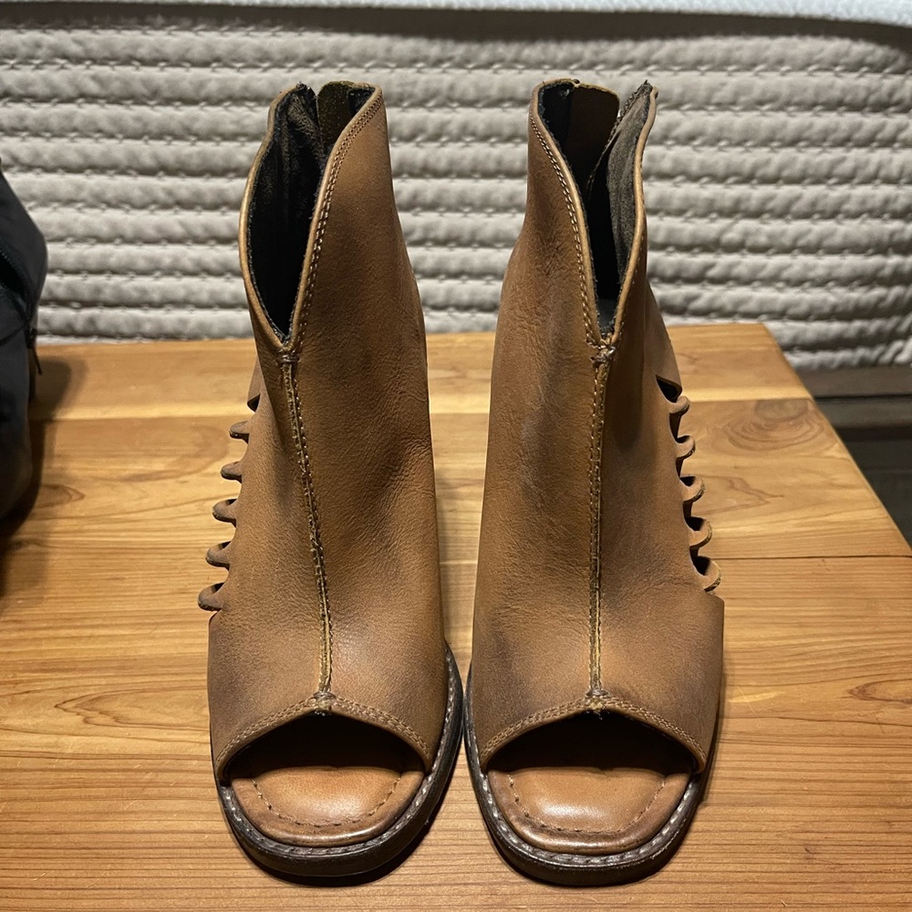 Ariat size 7 ankle high heeled bootie